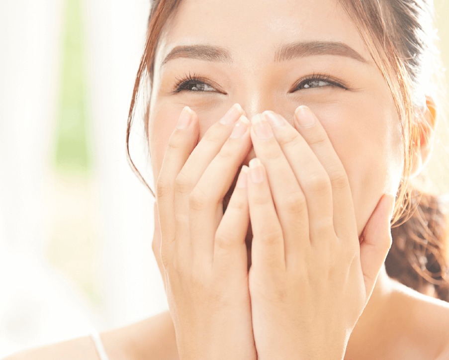 顔を抑える女性